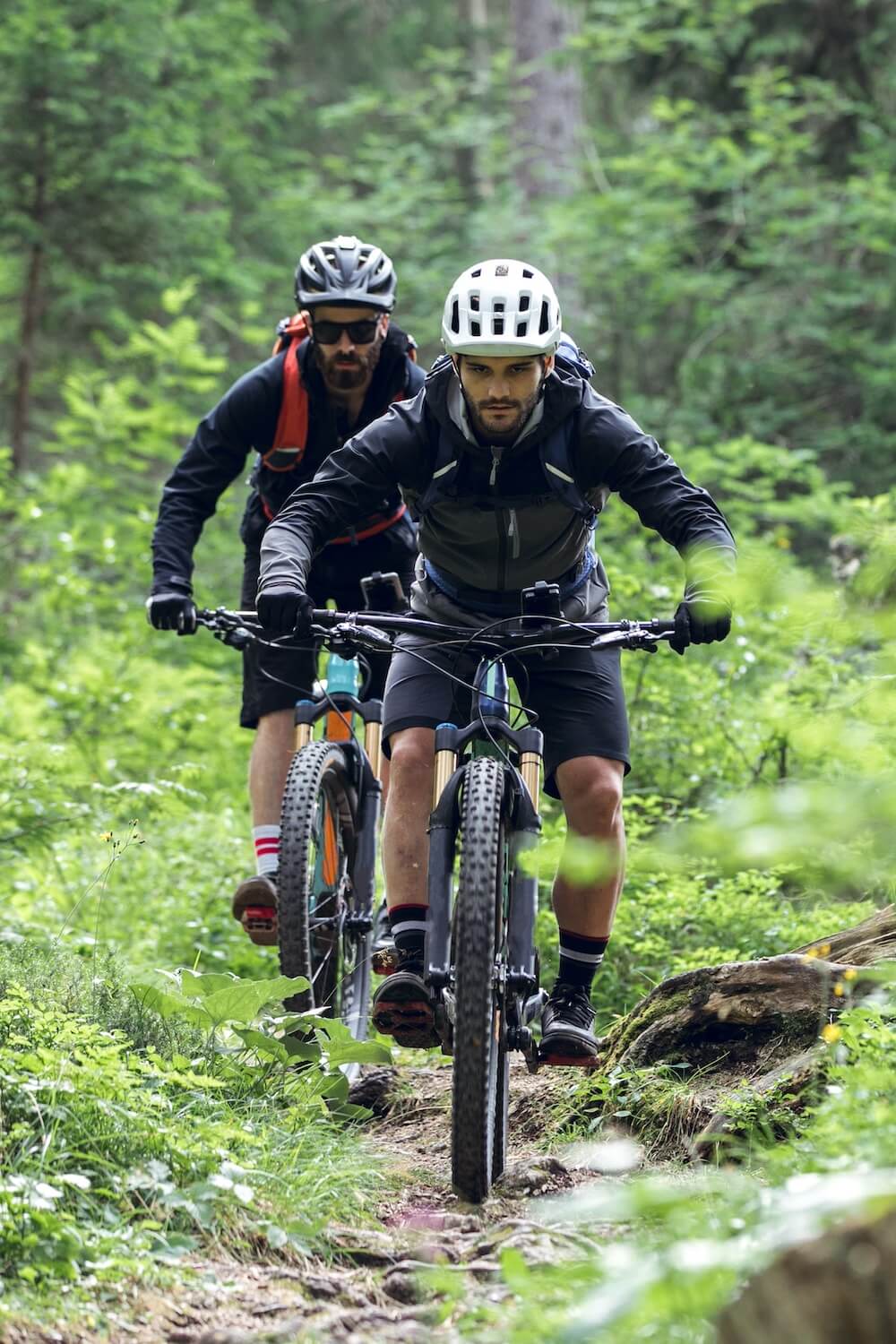 Mountainbiken in bos